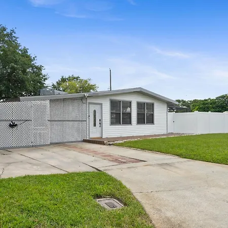 Family Oasis Home With Large Pool & Yard